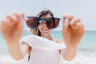 Qué debería saber a la hora de comprar unas gafas de sol? - Clínica Villoria
